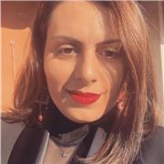 Insegnante inglese offre lezioni private di lingua inglese con focus su grammatica, conversazione, pronuncia, sviluppo vocabolario e disponibilità per traduzioni tecniche